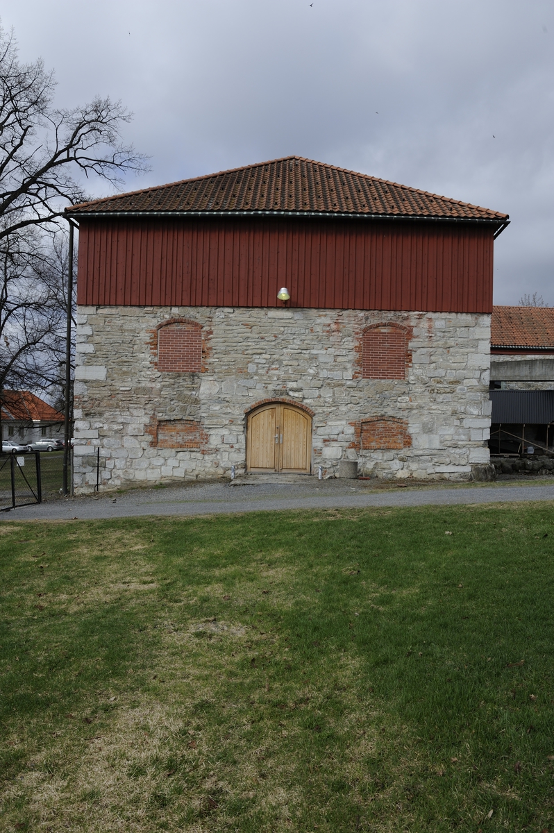 Låvebygningen på Storhamar gård består av tre fløyer, sydfløyen som var stallen, midtfløyen som var selve låvedelen og nordfløyen som var fjøset. 
Nord og sydfløyen har en nederdel i mur og en overdel i reisverk som er panelt utvendig. Midtfløyen har vegger av mur helt opp. Vestveggen er oppmurt i middelalderen som vestvegg i Hamar bispegård. Nord og sydveggene er også fra Hamar bispegårds tid. Låven har saltak med valm i enden av nord og sydfløyen. Bygningen er i dag museum og utstillingsbygg for Hedmarksmuseet. All opprinnelig utredning er tatt ut og alle innvendige konstruksjoner er nye. Innredningen og enkelte trekk i eksteriøret er tegnet av arkitekt Sverre Fehn. 