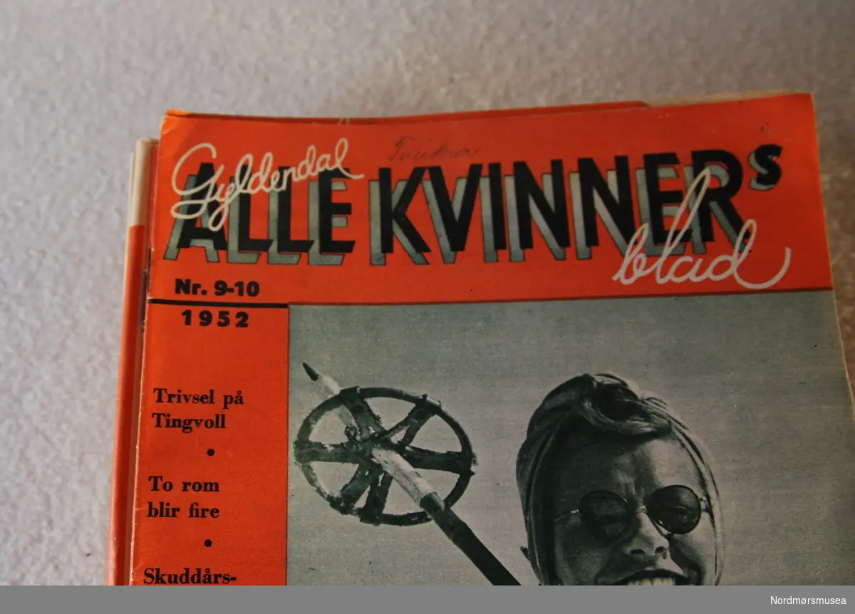 Damebladet "Gyldendal Alle Kvinners Blad". Fargefotografi på forsida. Raud kant øverst og nederst.
