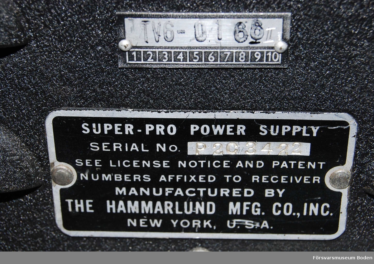 Med kopplingsplint för anslutning av Hammarlund Super Pro (se FMB.001166).