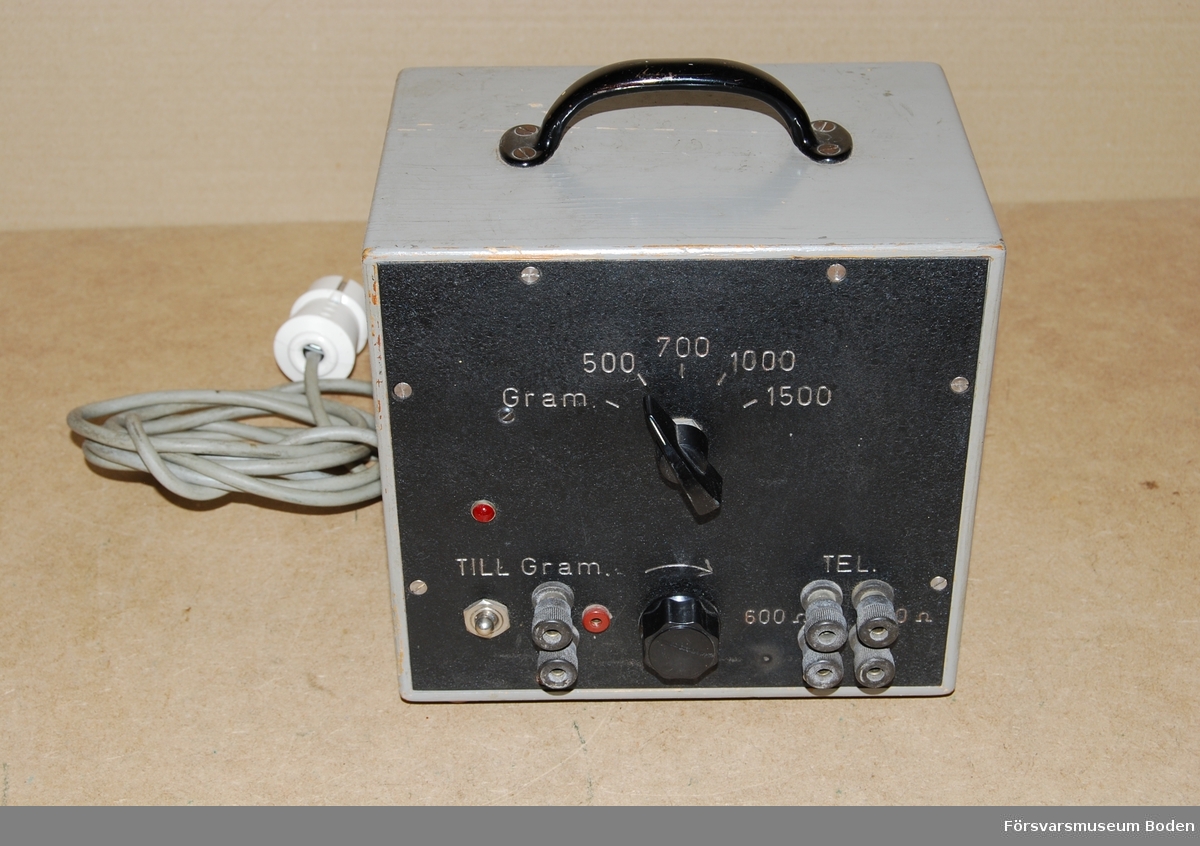 Rörbestyckat chassi i låda av trä. Med två elektonrör, slutpentod EL2 och likriktare CY1. På fronten finns en omkopplare med fem lägen för grammofon, 500, 700, 1000 och 1500. Under denna sitter en volymkontroll. Uttag märkt "TEL."  (signalutgång) för impedansen 600 ohm samt 20 ohm. Troligen från 1940-talet med tanke på de komponenter som använts.