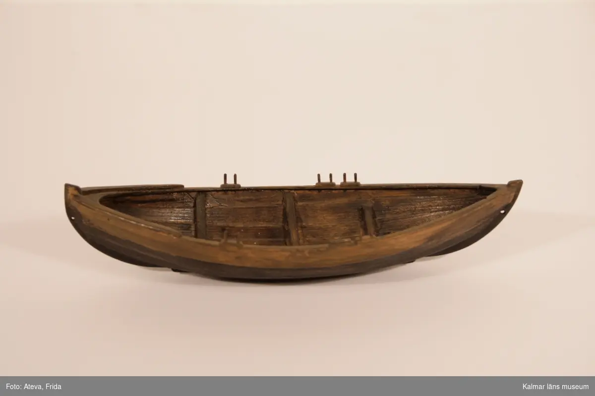 KLM 32554:3 Båtmodell. Modell av medeltidsbåt från Slottsfjärden, fynd nr III. Modellen tillverkad av Hilding Eriksson, Kalmar läns museum. Fynd nr III liten båt från medeltiden, den minsta av båtfynden. Originalet finns bevarat i sin helhet, ihopsatt, SHM 21144:1458.