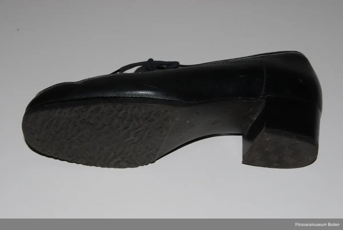 Lågskor av svart läder med gummisula. Fabrikat Hästens. Användes till högtidsdräkt tillsammans med svarta strumpor.