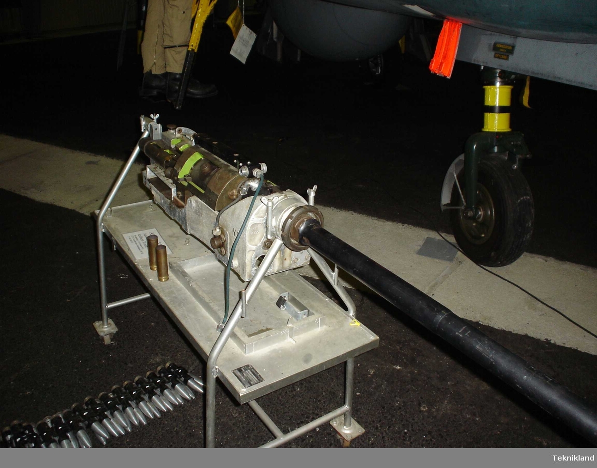 Automatkanon m/55(Aden).
Kaliber 30 mm.
Uppskuren instruktionsmateriel.
Normalt monterad i J 32B Lansen och J 35 Draken, mfl.