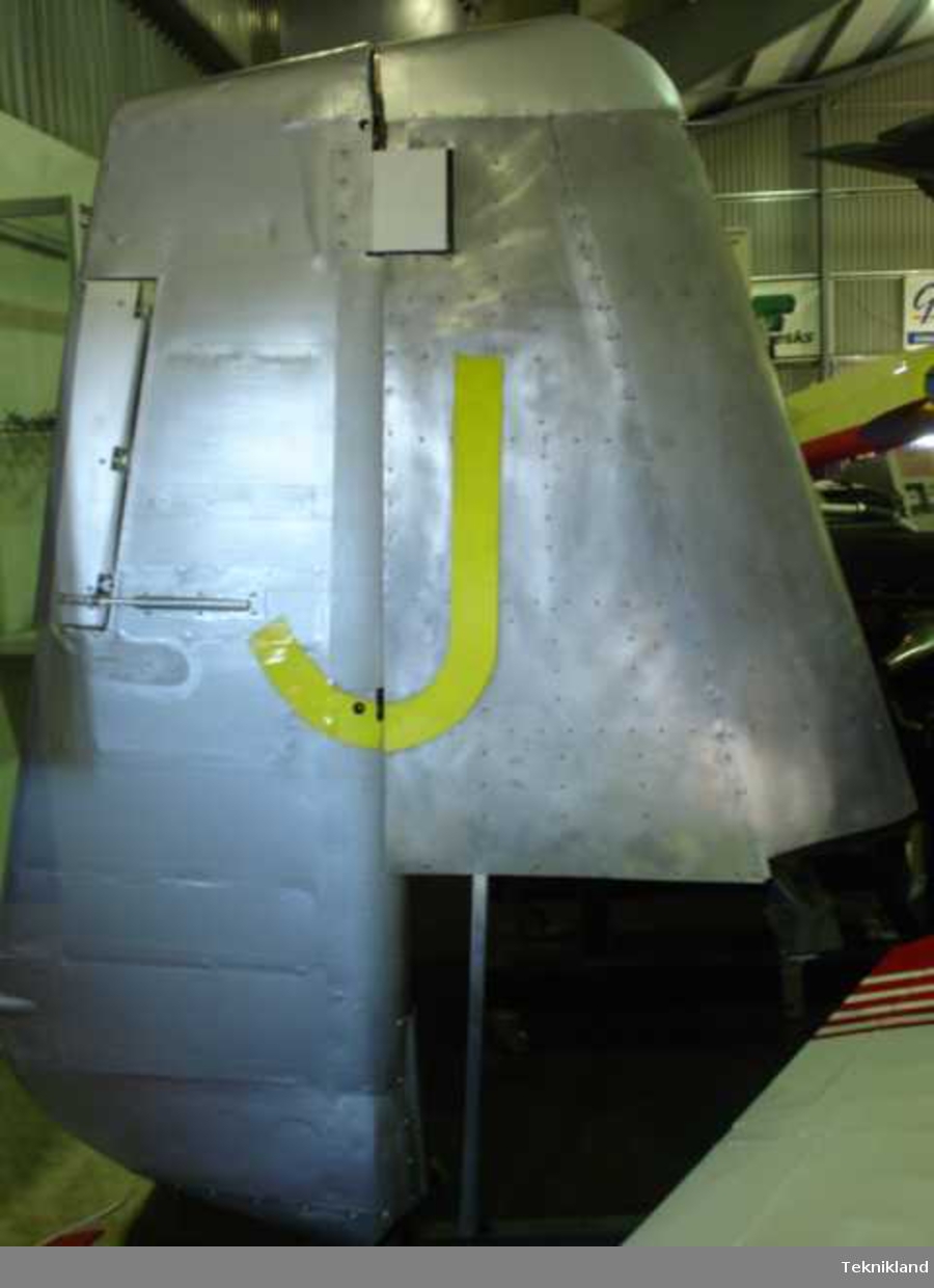 Komplett fena med sidoroder till fpl typ J 26 Mustang.
Replikabygge med originaldelar.