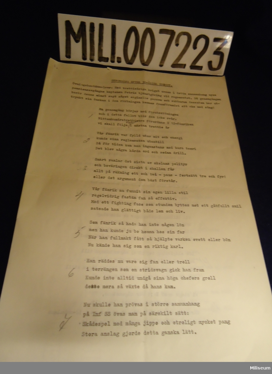Sångtext, maskinskriven på fyra A4-sidor. Författad av kamrater inför Tore Petris 30-årsjubileum vid regementet.