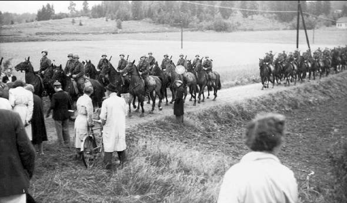 Vid Karolinermonumentet i Märsta. F.d. Sekundchefen K 1 Överste C-A Torén framför Karolinermonumentet i Märsta, medan skvadronen till häst, hemvärnsmän och kamratföreningen paraderar förbi.