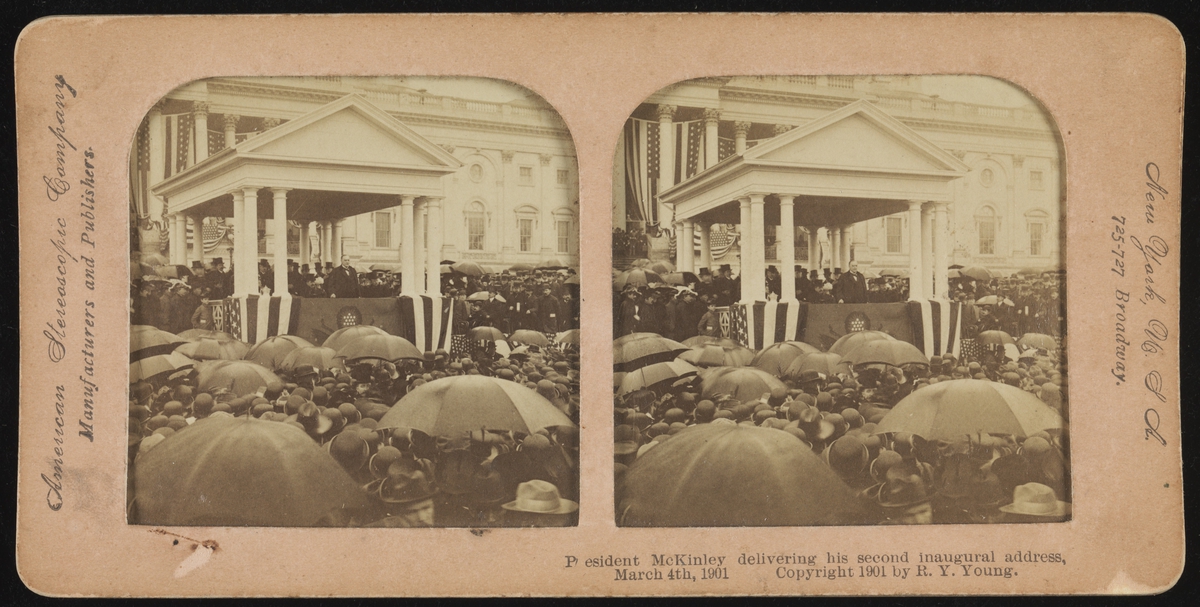 President McKinley holder sin innsettingstale ved tiltredelse av sin andre presidentperiode. Albumen print, montert på vinduskartong. Når belyst bakfra vises et håndkolorert 3-D-bilde.