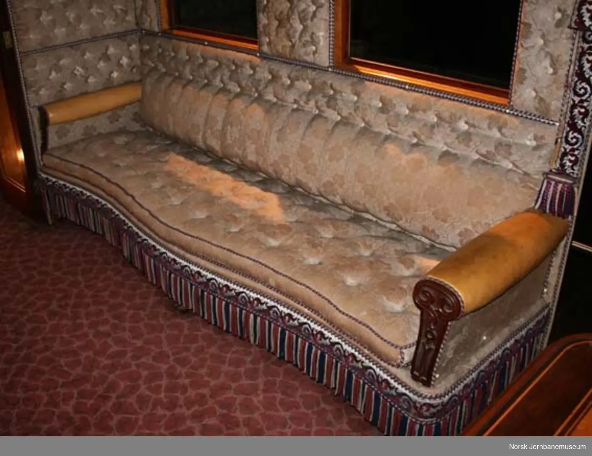 Lange sofaputer trukket med silke fra Kongevogn fra Kongsvingerbanen.