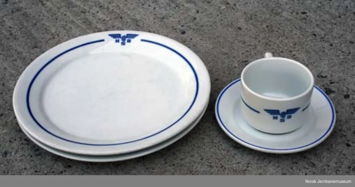 Dekketøy med logo "NSB": flat tallerken, kaffekopp og skål