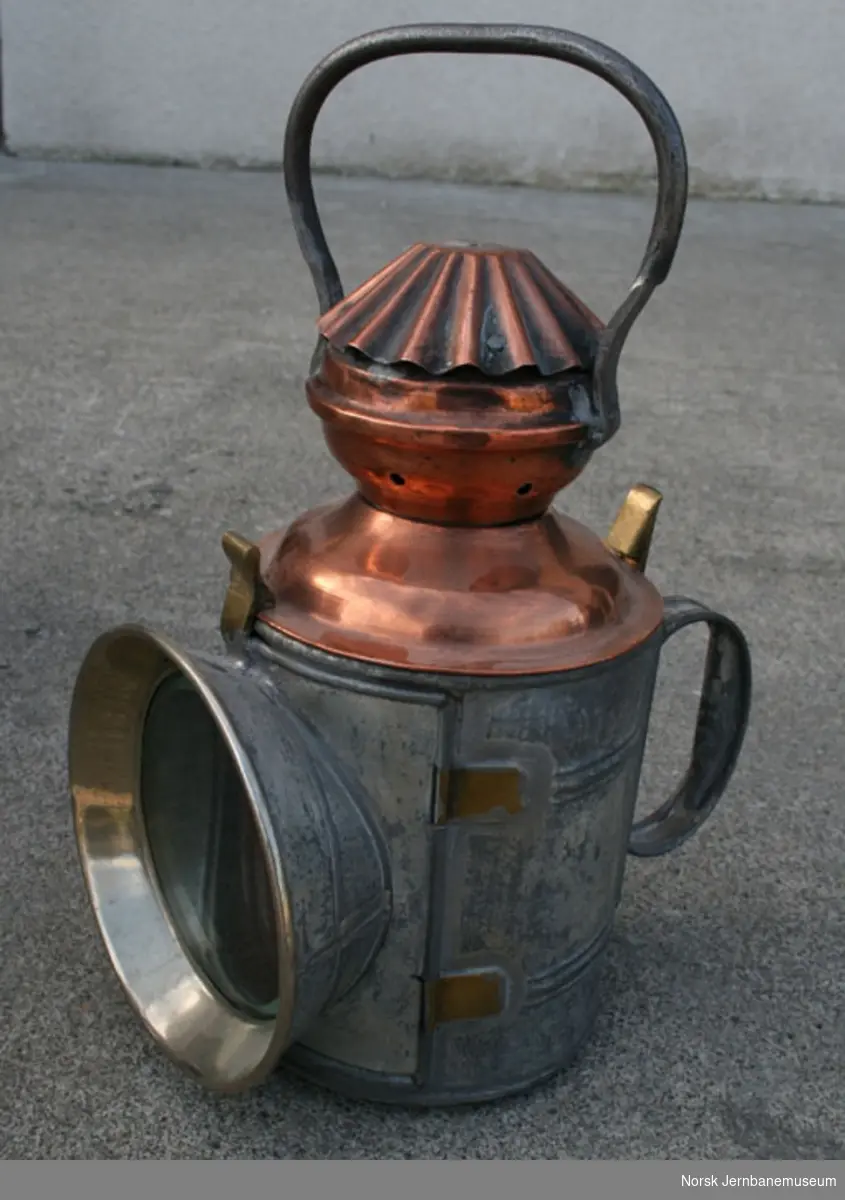 Petroleumslampe (parafinlampe, oljelampe) for signalgivning
