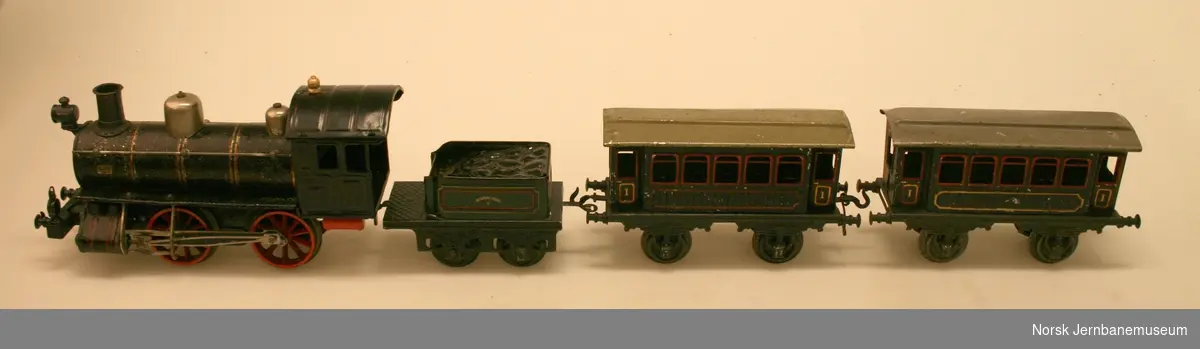 Lokomotiv med tender i spor 1, og 2 personvogner