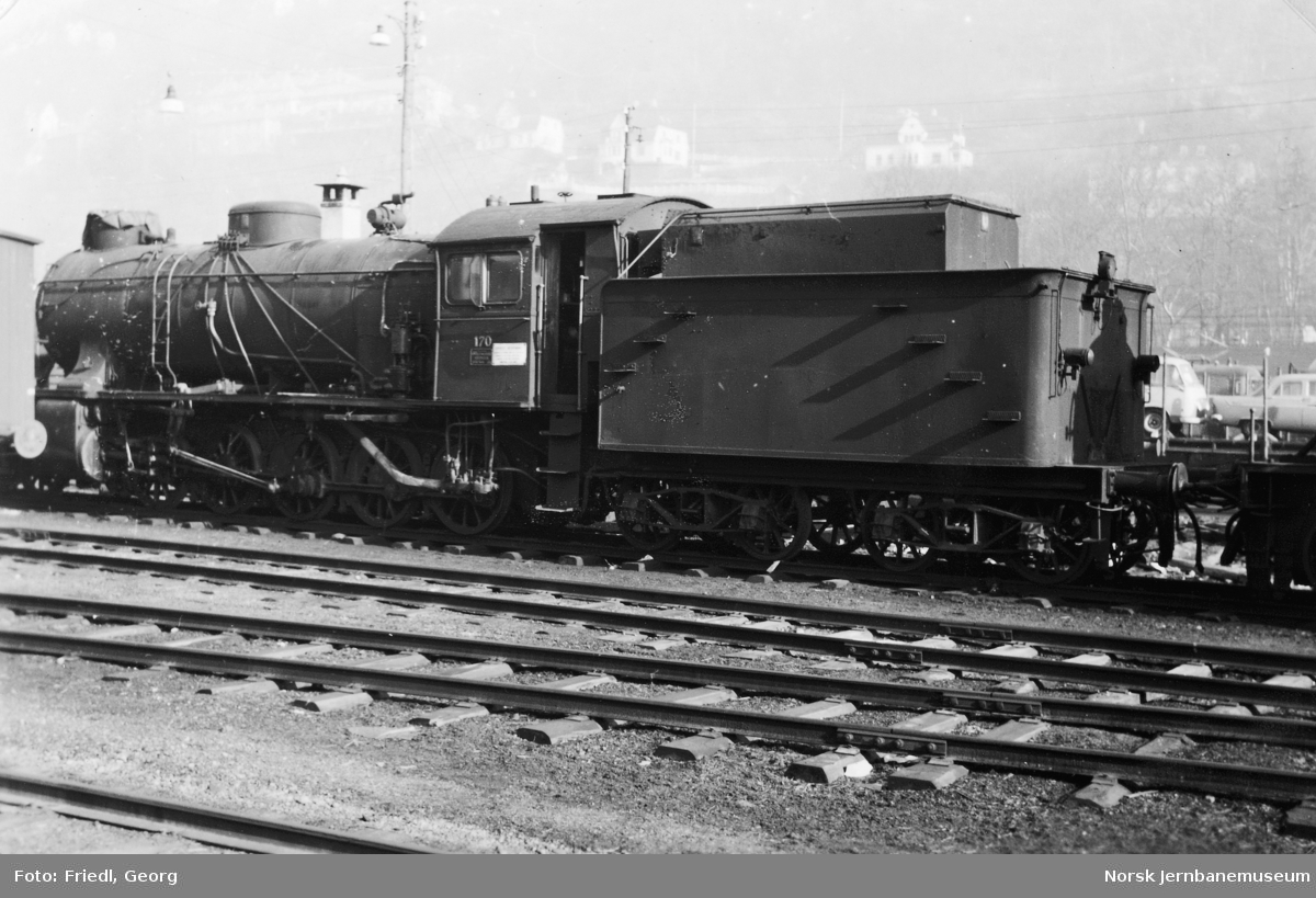 Damplokomotiv type 39a nr. 170 hensatt på Bergen stasjon før opphugging