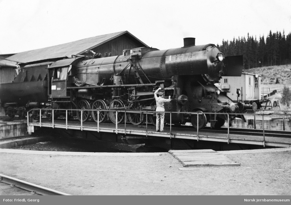 Damplokomotiv type 63a nr. 1100 på svingskiva på Eina stasjon