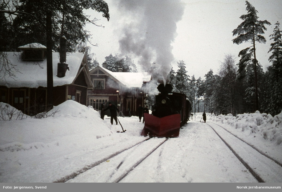 Damplokomotiv med tog på Byglandsfjord stasjon