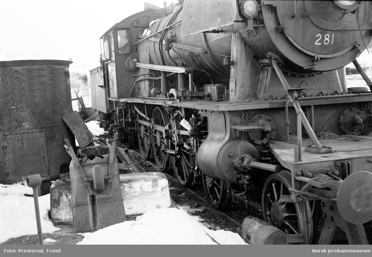 Damplokomotiv type 30a nr. 281 venter på opphugging