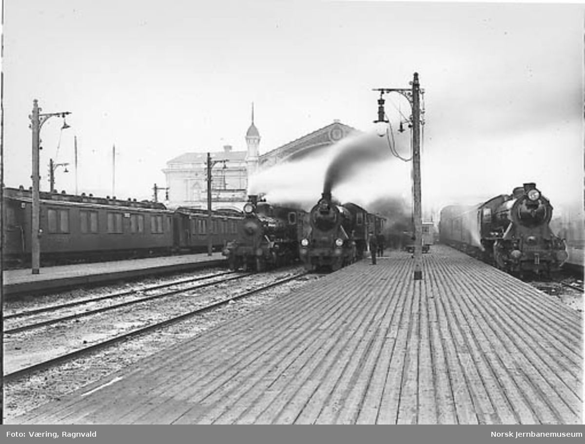 Damplokomotiver med persontog på Østbanen en tidlig morgen