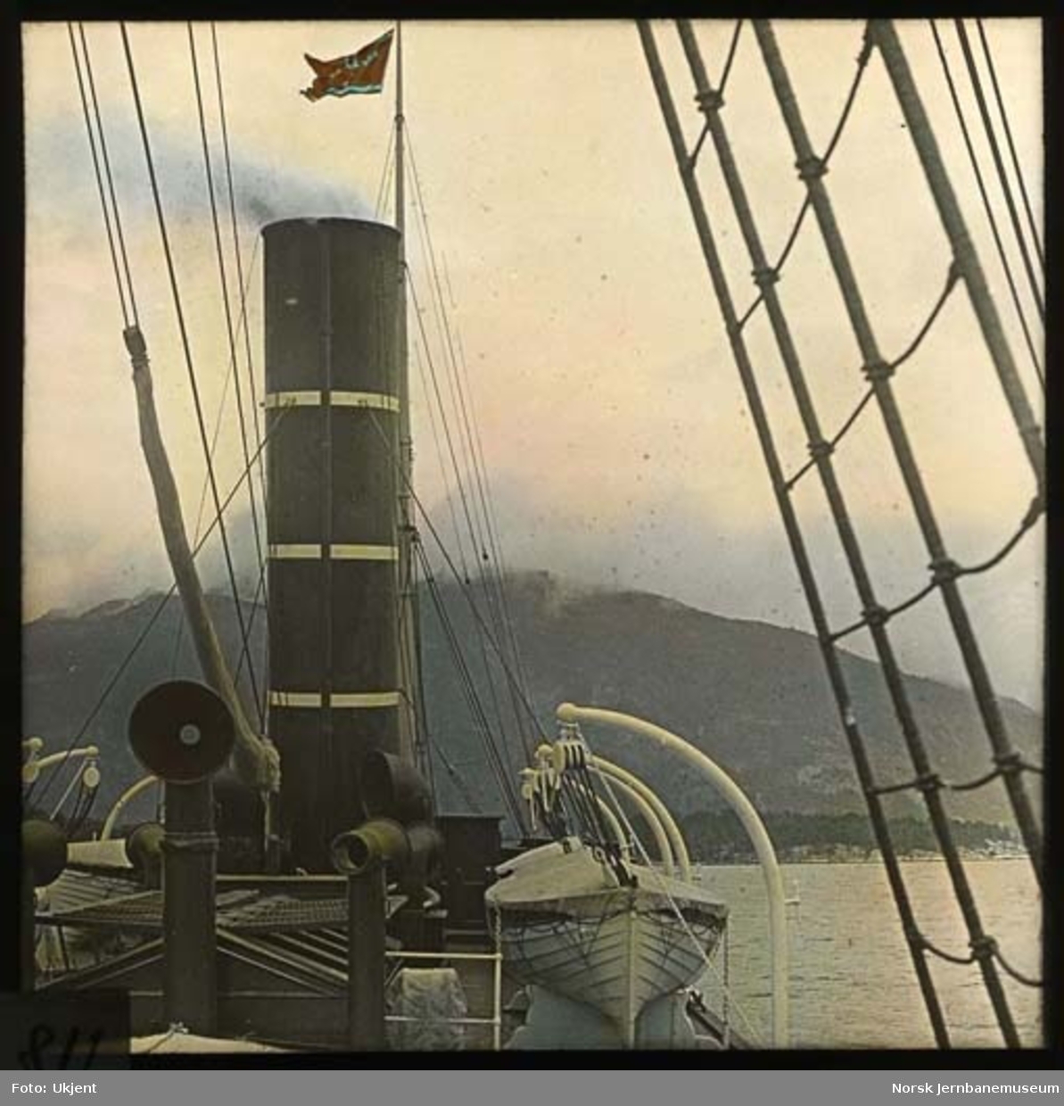 Ombord i Det Bergenske Dampskipsselskaps "Mira"