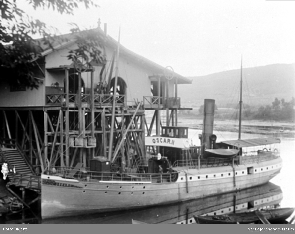 Dampskipet "Oscar II" ved brygga på Randsfjord stasjon