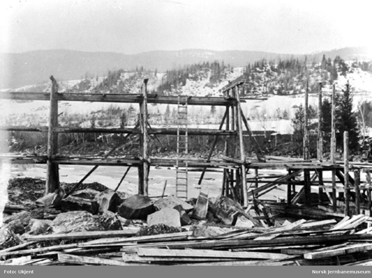 Hamar-Selbanens anlegg; stillas for bru over Lågen ved Langsveen