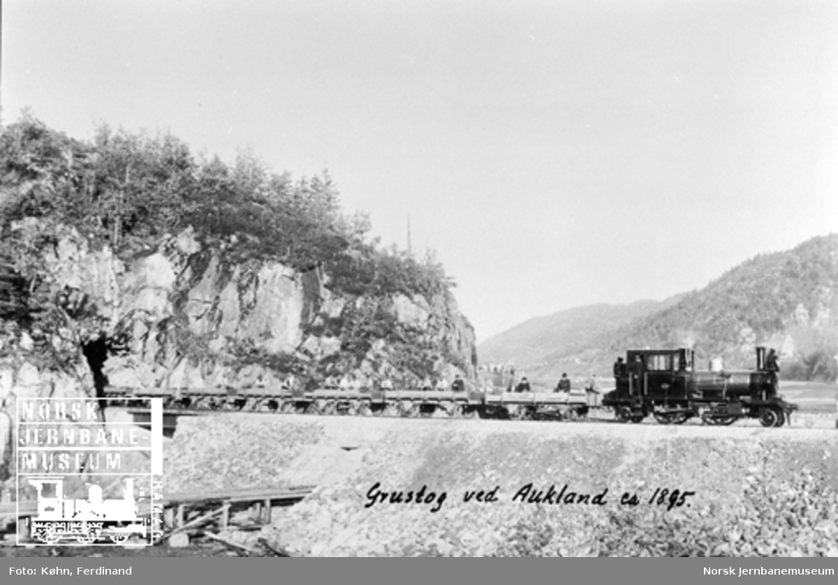 Damplokomotiv nr. 4 med grustog ved Augland. Mosby tunnel I til venstre.