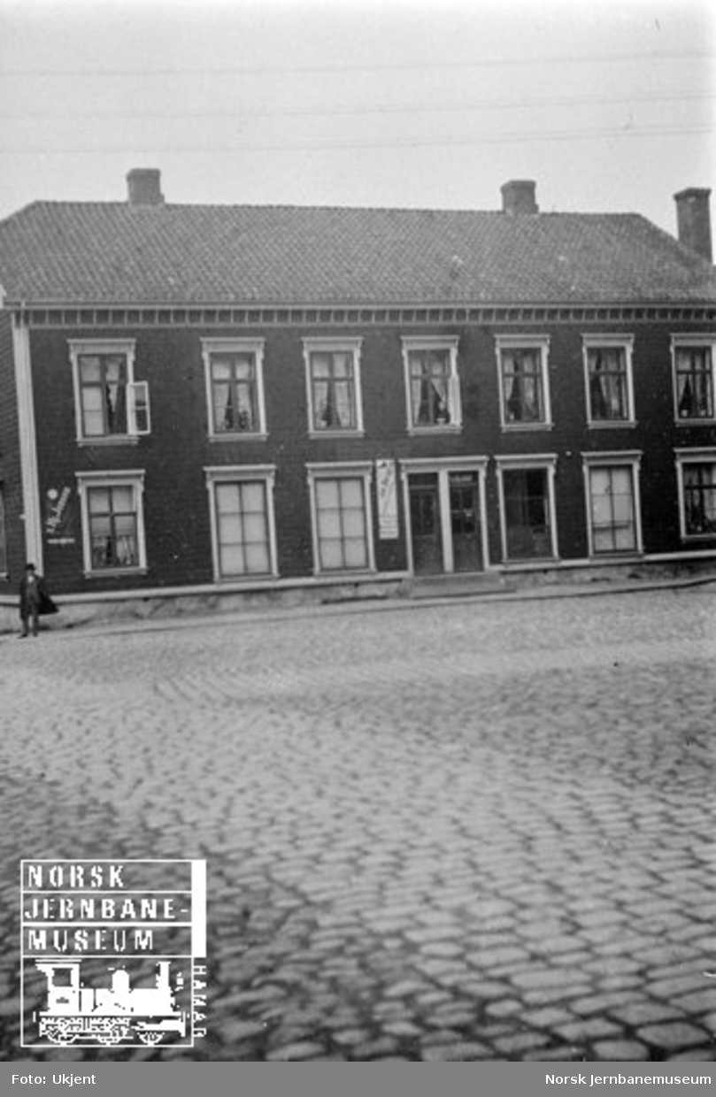 Bybilde fra Fredrikstad, skoforretning og postkontor
