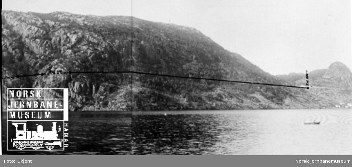 Fra Flekkefjordbanen før anlegget, parti med fjellene ved Logavatnet; jernbanelinjen er inntegnet med svart tusj