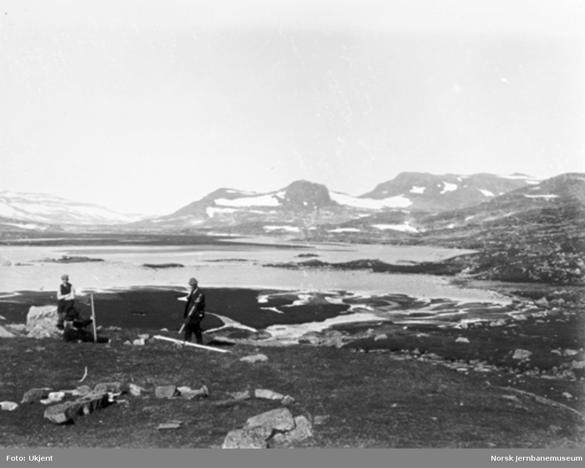 Bergensbanens anlegg; utsikt mot Hardangerjøkulen fra Finsedalen, stikkingspersonale i forgrunnen
