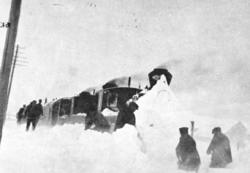 Tre damplokomotiver og en gjeng snømåkere under snøbrøyting