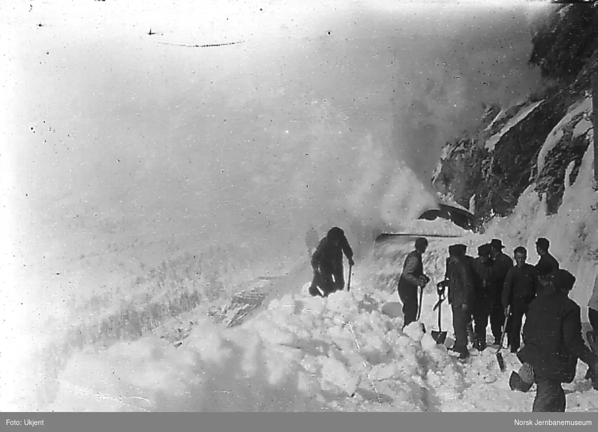 Roterende snøplog i arbeid vest for Kleivane tunnel, trolig under brøytingen av banen våren 1908