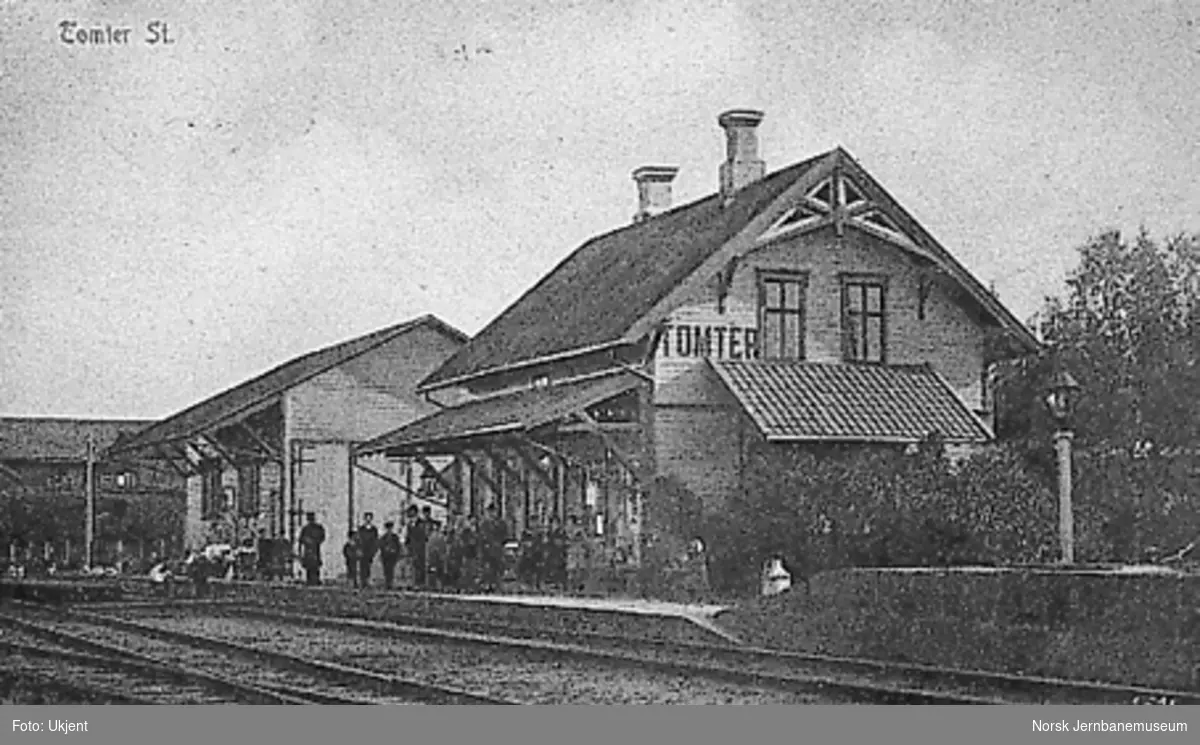 Tomter stasjon med stasjonsbetjeningen m.fl. på plattformen