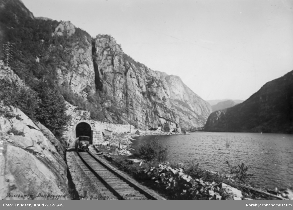 Vossebanens partielle ombygging : inngang til tunnel ved Dalebryggen km 429,0 med Bergen distrikts Paige skinnebil, på sporet i forgrunnen