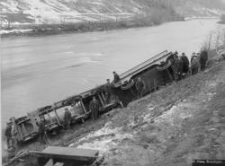 Avsporet damplokomotiv type 9a nr. 57 ved kilometer 54,8 mel