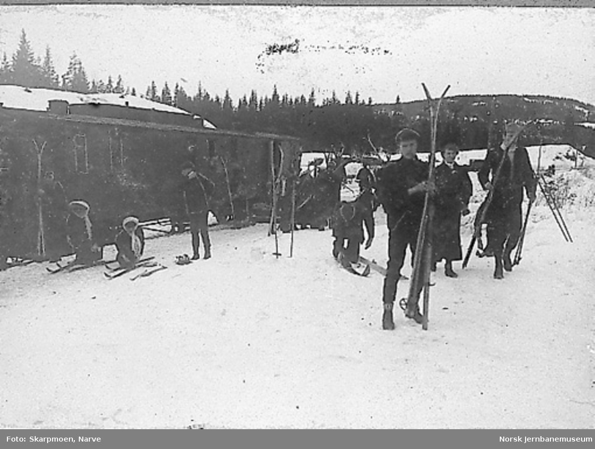 Nittedal stasjon med skiløpere som går av toget