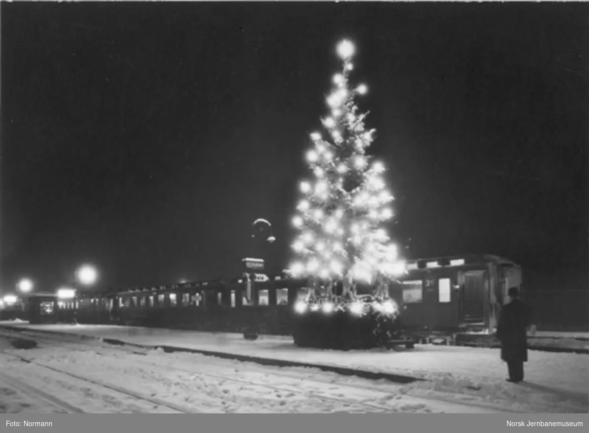 Hamar stasjon med pyntet julegran og sørgående hurtigtog