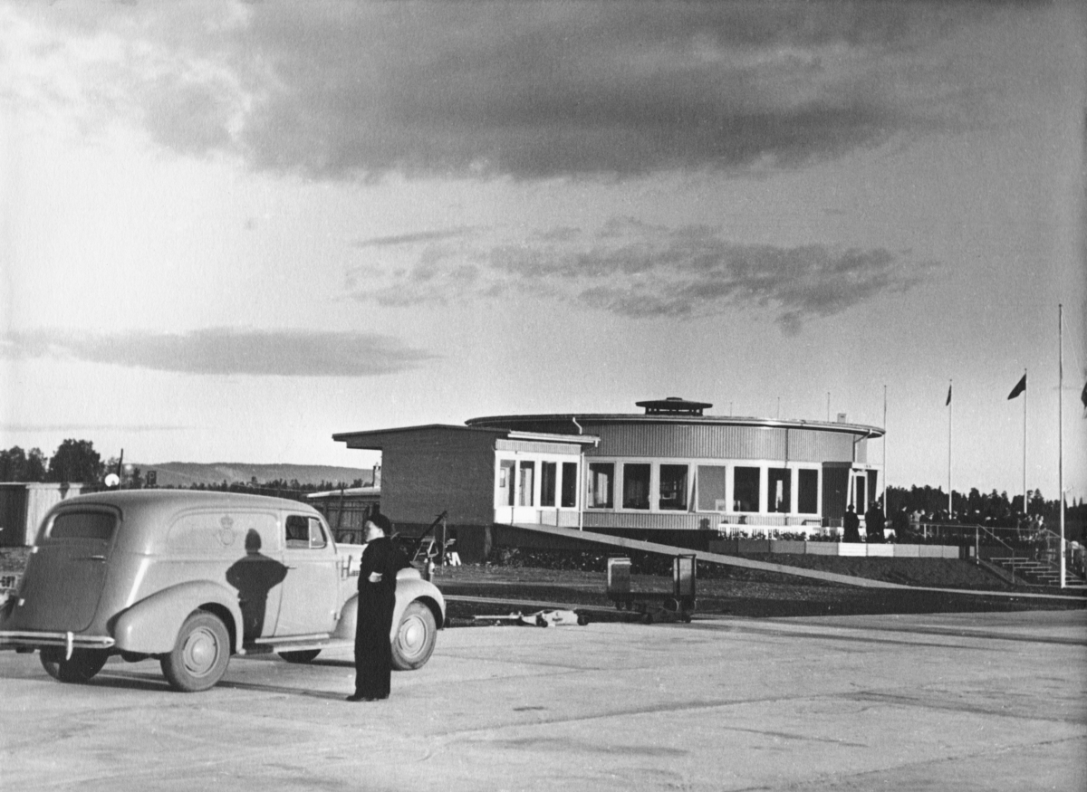 transport, bil, Fornebu, postbil, mann. Chevrolet varebil, årsmodell 1939.