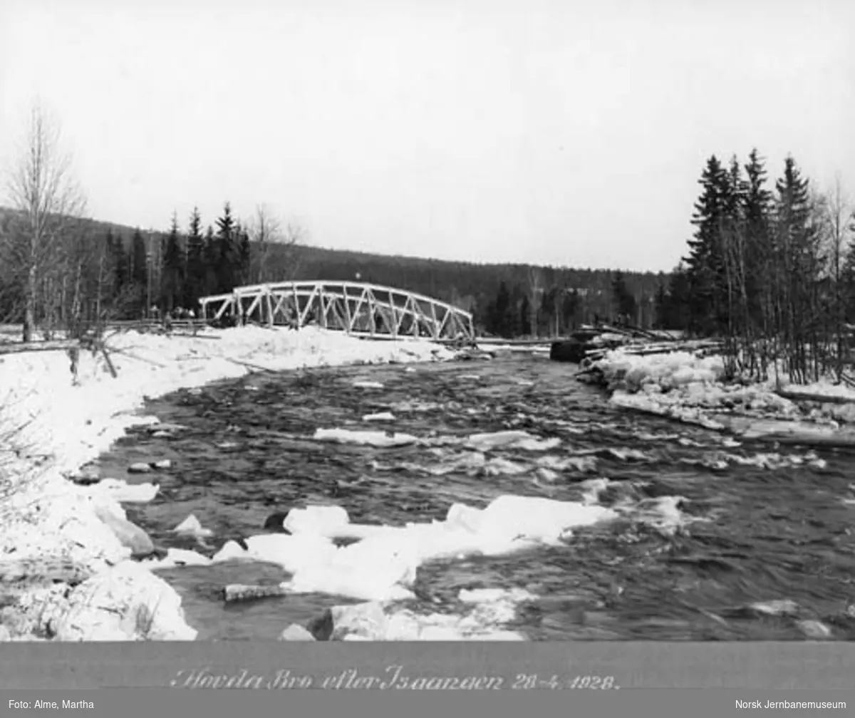 Hovda bru etter isgangen 28. april 1928 med et damplokomotiv på sporet på den andre siden av elva