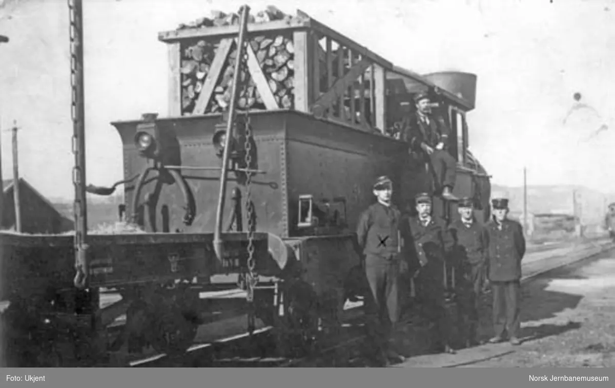 Lokomotivpersonalet foran damplok type 9a nr. 56 på Sydbanen