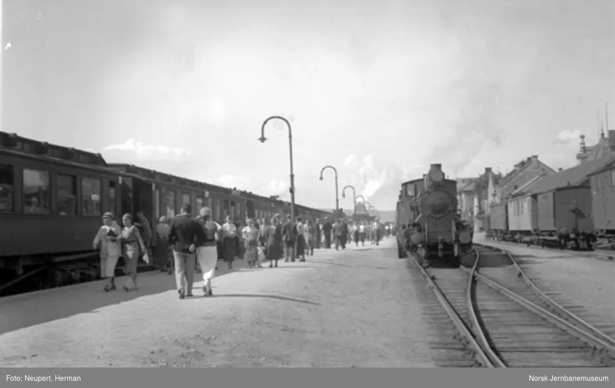 Hamar stasjon med tog på Eidsvoll-Dombåsbanen og Rørosbanen