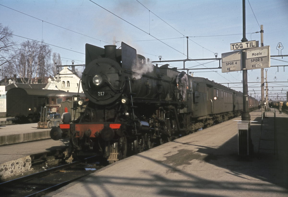 Damplokomotiv type 26a nr. 217 med ekstra påsketog fra Rørosbanen, trolig tomtog, på Hamar stasjon.