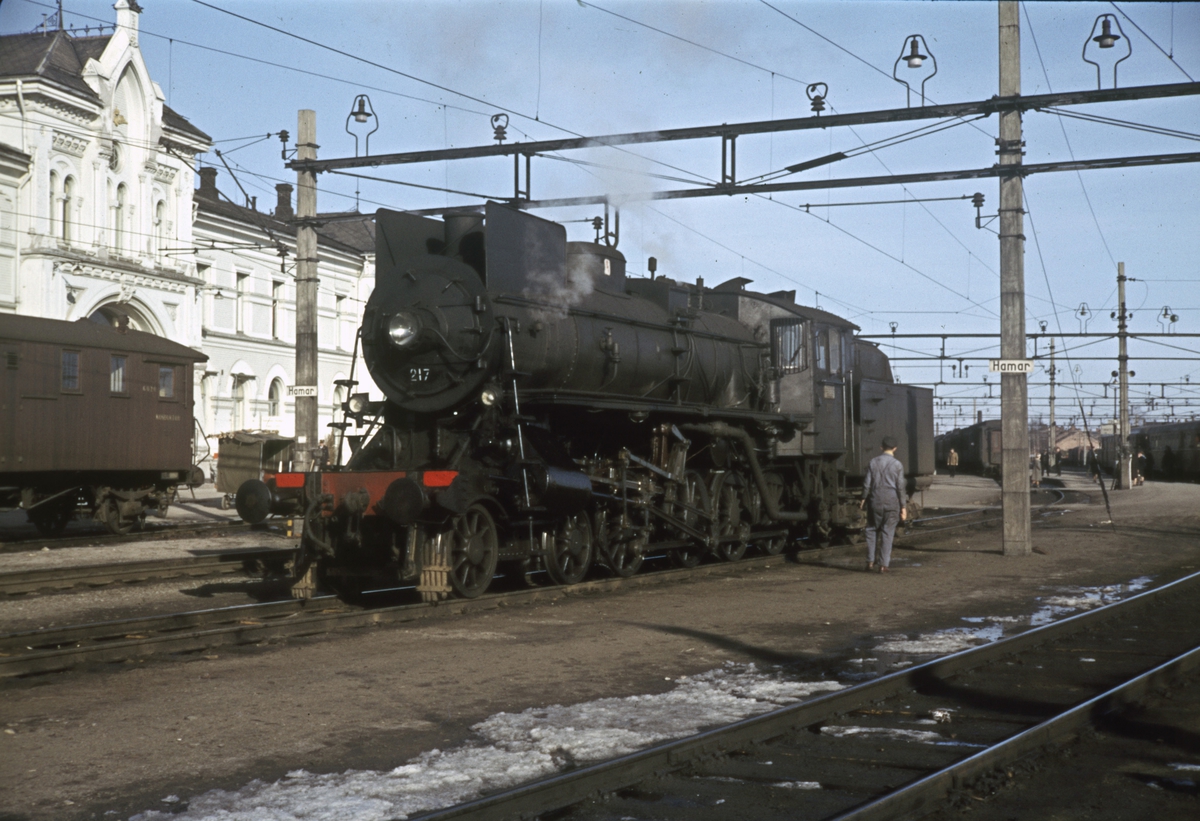 Damplokomotiv type 26a nr 217 har koblet fra togstammen på Hamar stasjon etter å ha ankommet med ekstra påsketog fra Rørosbanen.