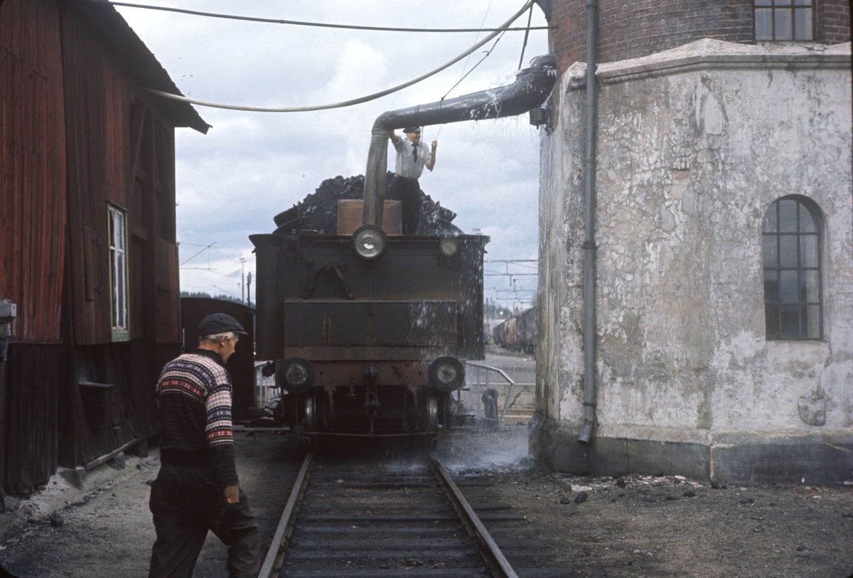 Vannfylling på damplokomotiv type 24b nr. 264 fra vanntårnet på Eina stasjon