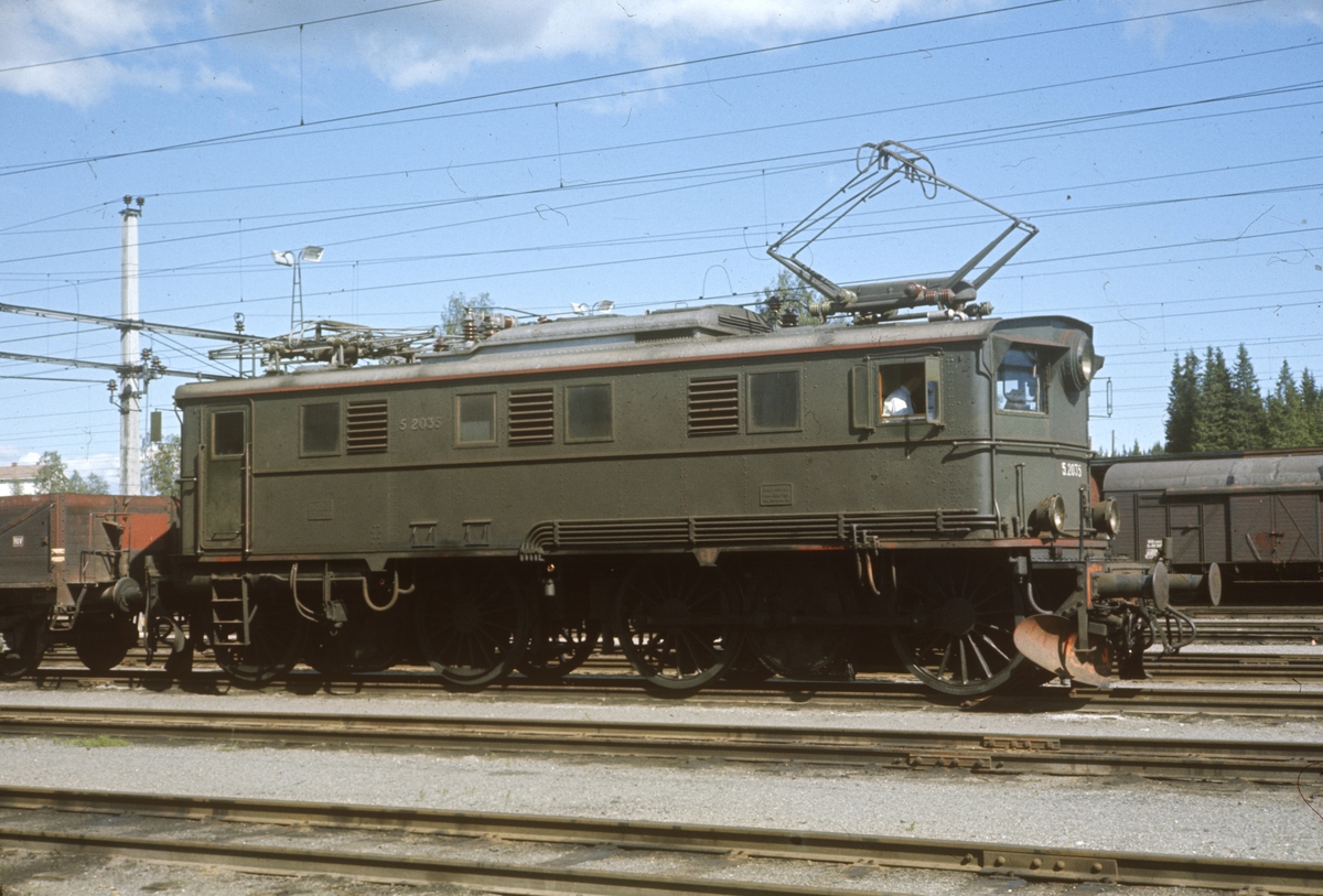 Elektrisk lokomotiv El 5 2035 i godstog på Eina stasjon.