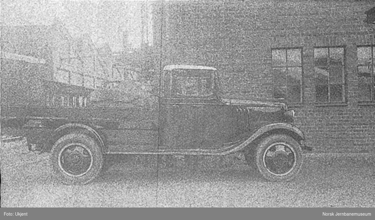 Chevrolet modell 1934 lastebil med interiørbilde fra førerhytta
