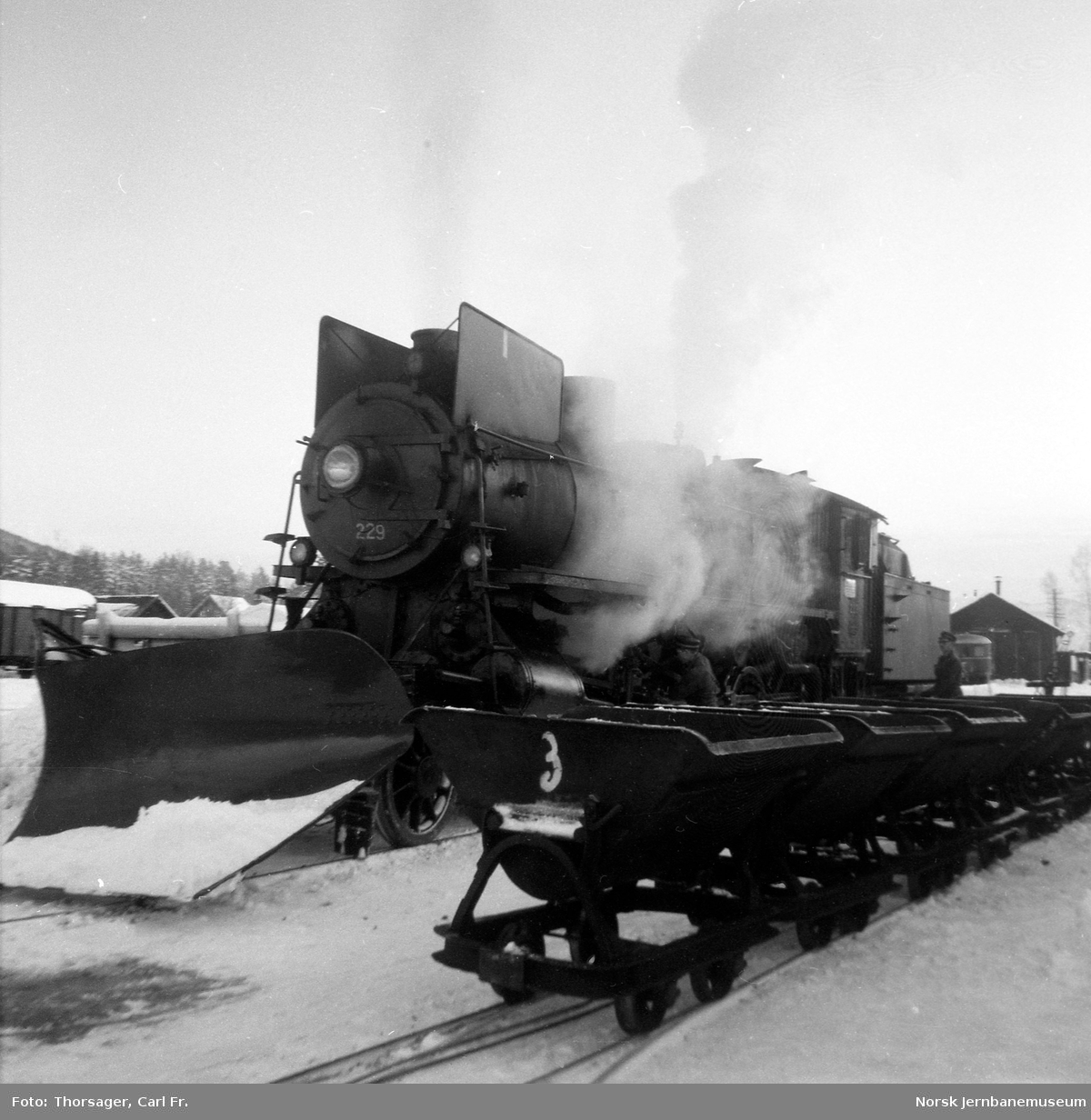 Damplokomotiv type 26b nr. 229 ved lokomotivstallen på Koppang