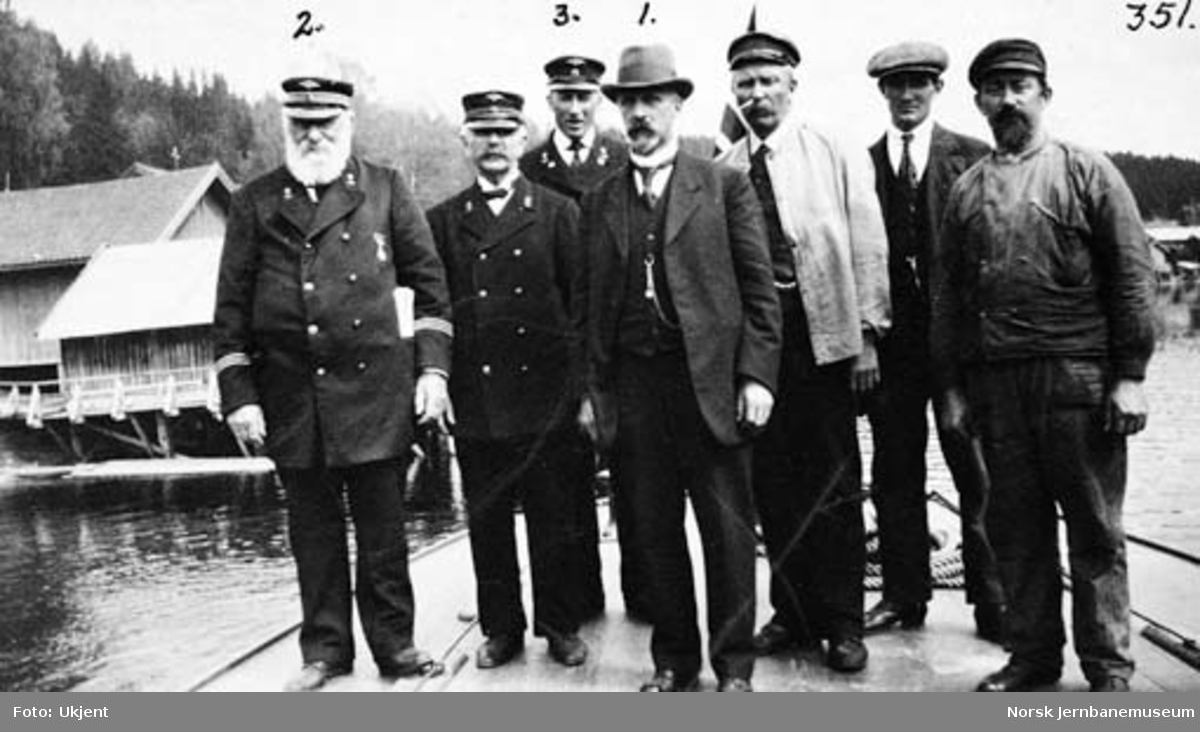 Dampskipet Bægnas mannskap sammen med avdelingsingeniør Saxegaard på Hen brygge