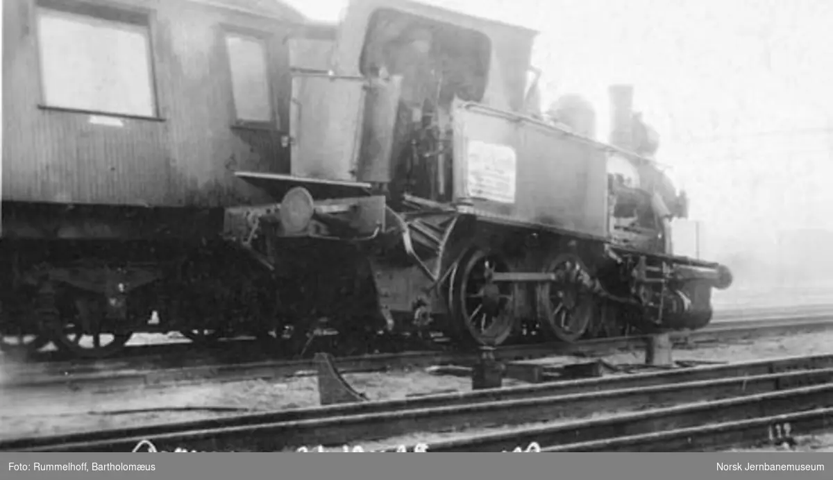 Skadet skiftelokomotiv type 25c nr. 383 etter kollisjon på Drammen stasjon ved skifting i tett tåke