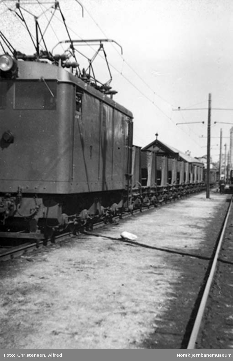 Thamshavnbanens elektriske lokomotiv nr. 1 med kistog på Thamshavn stasjon