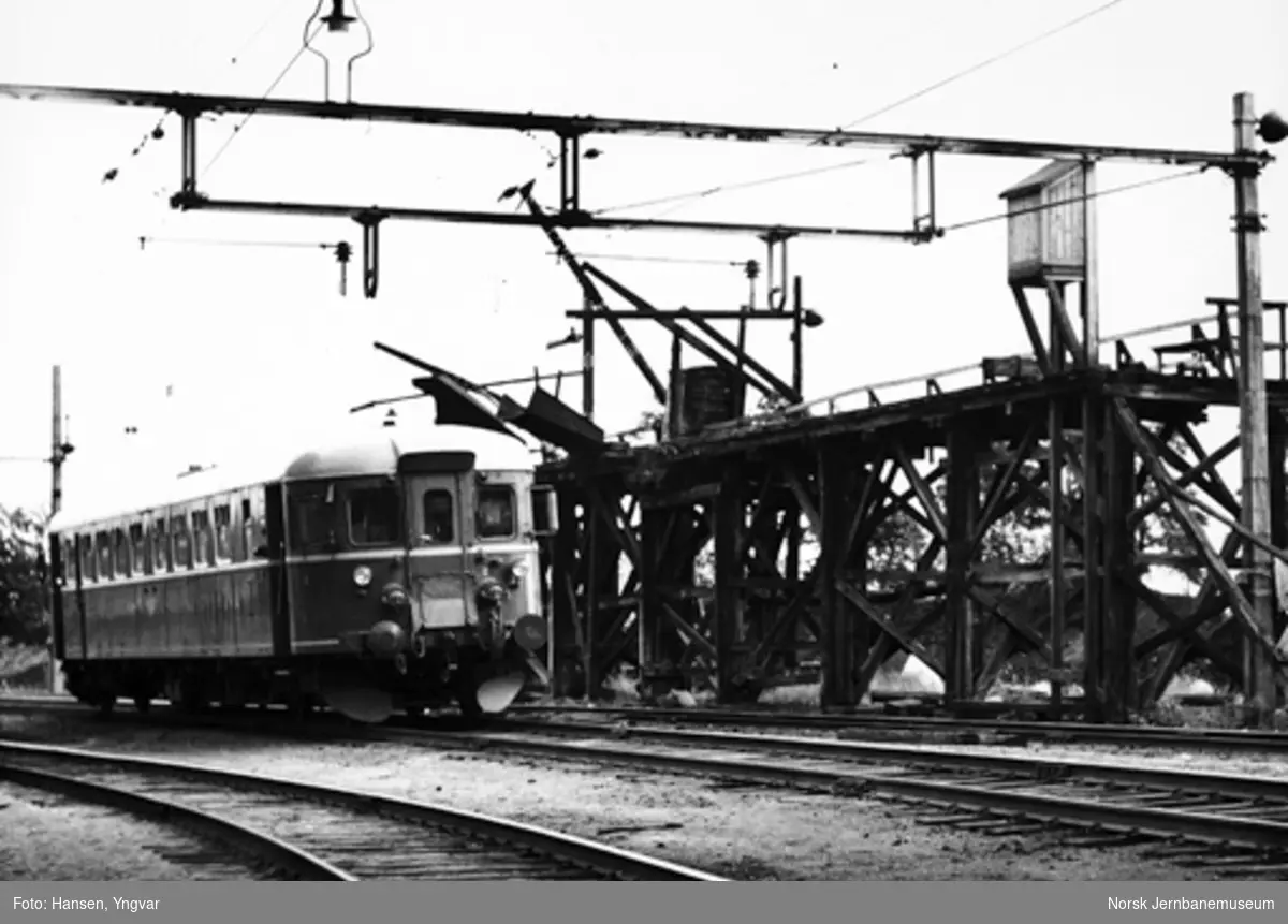 Persontog fra Elverum, motorvogn type 86, passerer den gamle kullbukken på Hamar stasjon