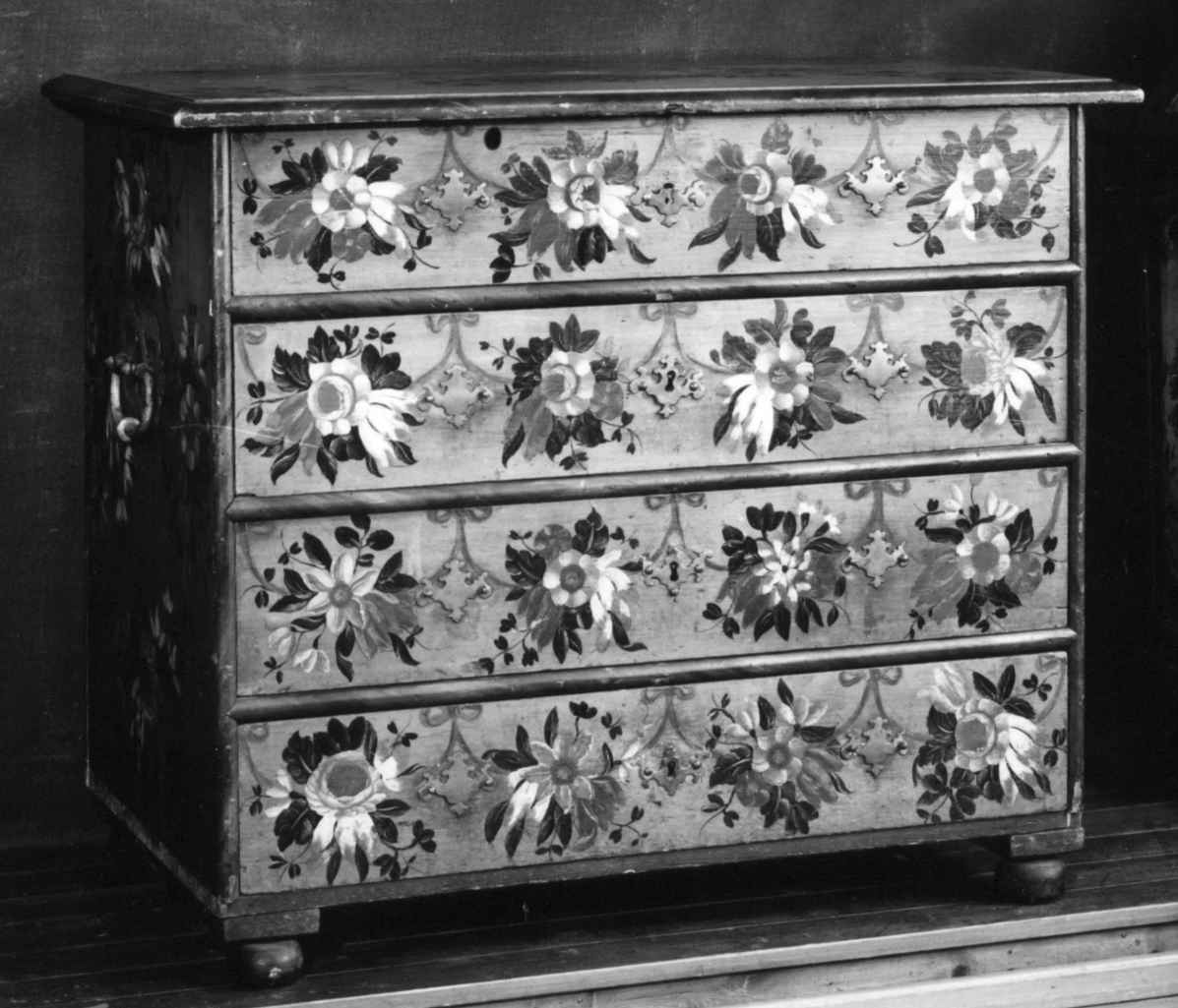 Malt av Peder Aadnes (1739-1792) fra Søndre Land, bygdemaler med noe profesjonell utdanning. Hans stil var rokokko, og som en av 1700-tallets ledende norske malere påvirket han mange bygdemalere på Østlandet.