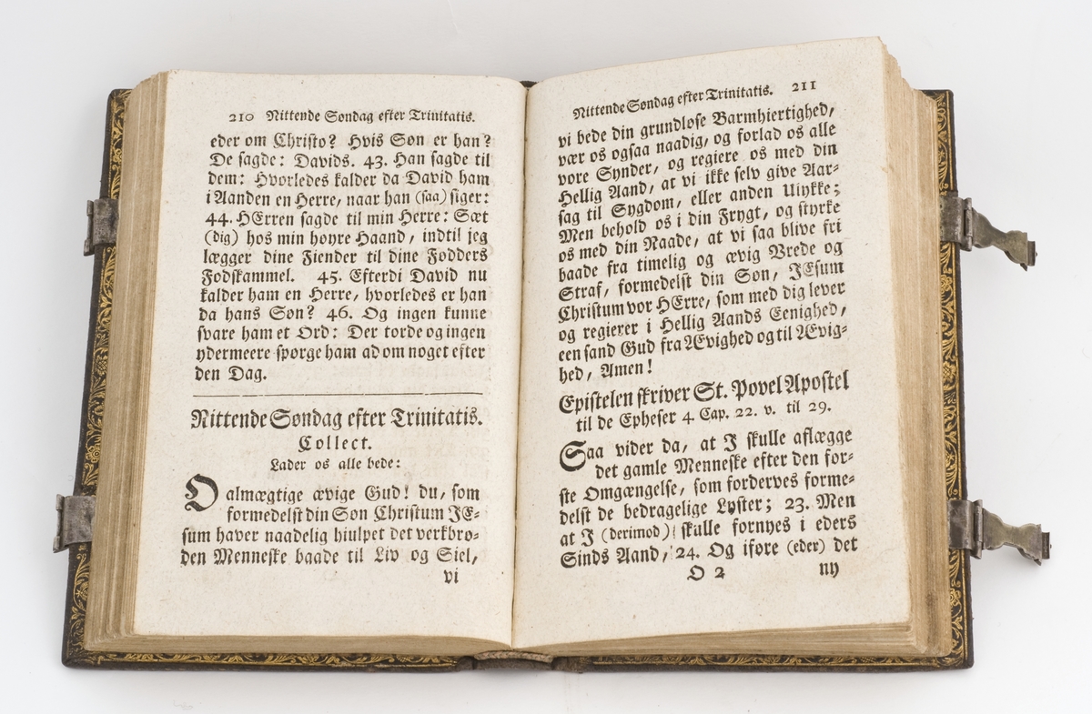 Alterbok med lærbind og sølvsbeslag og todelt futteral av lær og papp/papir.